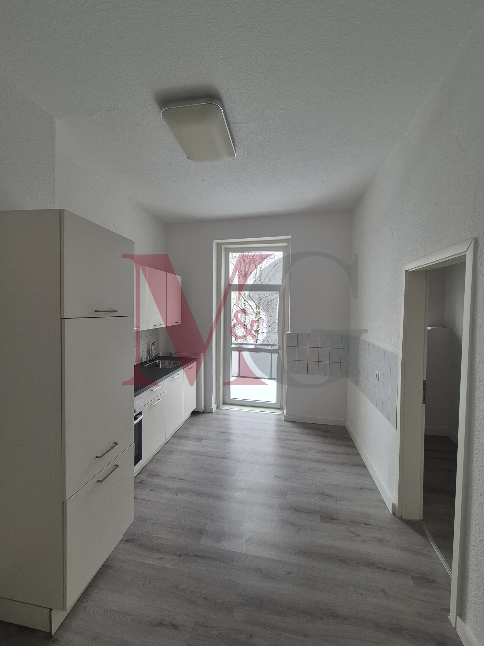 3 - Zimmer Wohnung mit 2 Balkonen und Einbauküche 3 - Zimmer Wohnung mit 2 Balkonen und Einbauküche