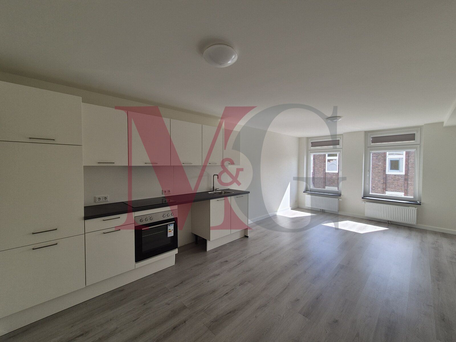 Moderne Dachgeschosswohnung mit Wanne und Einbauküche Moderne Dachgeschosswohnung mit Wanne und Einbauküche