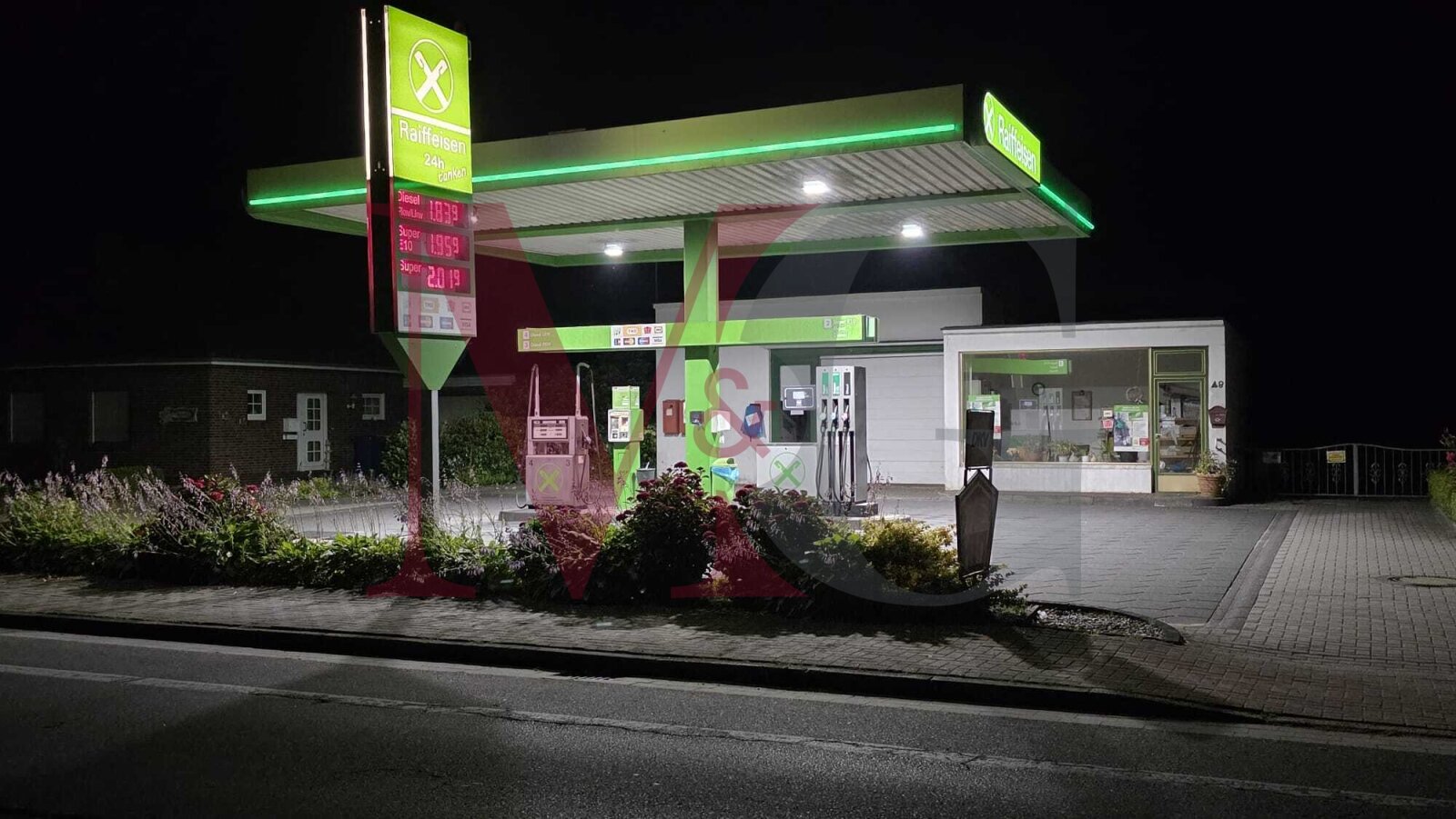 Seltene Gelegenheit! Tankstellengelände mit kl. Werkstatt und Wohnhaus Seltene Gelegenheit! Tankstellengelände mit kl. Werkstatt und Wohnhaus